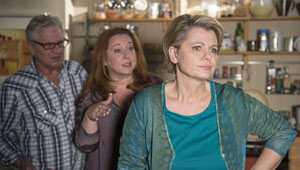 Zoff bei den Zenkers: Iffi (Rebecca Siemoneit-Barum) und Gabi (Andrea Spatzek, r) zanken sich wegen Antonias Erziehung. Andy (Jo Bolling) versucht, zu schlichten.