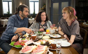 Abschied: Elena (Domna Adamopoulou, M) kehrt in ihre Heimat Griechenland zurück. Vasily (Hermes Hodolides) und Jack (Cosima Viola) verabschieden sie mit einem opulenten Frühstück.