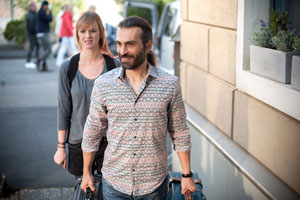 Heimkehr: Vasily (Hermes Hodolides) kommt aus dem Urlaub zurück. Was er nicht ahnt: Jack (Cosima Viola) hat sein Restaurant neu dekoriert.