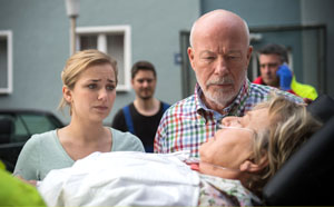 Drama um Helga (Marie-Luise Marjan): Sie bricht auf der Lindenstraße zusammen. Lea (Anna Sophia Claus, l) und Erich (Bill Mockridge) sind in großer Sorge.