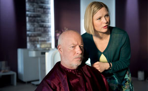 Erich (Bill Mockridge) erfährt im Friseursalon von Tanja (Sybille Waury) interessante Neuigkeiten über seine Enkelin Lea.