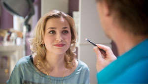 Make-up für Lea (Anna Sophia Claus): Die hübsche Blondine freut sich auf ein Fotoshooting für ein Modelabel.