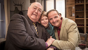 Drei Generationen Dressler: Opa Ludwig (Ludwig Haas, links), Enkel Jonas (Bosse Koch) und Sohn Frank (Christoph Wortberg, rechts).