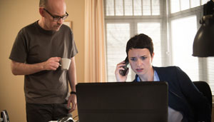 Kommt es zu einem großen Immobiliendeal in der Lindenstraße? Philipp (Philipp Neubauer) und Angelina (Daniela Bette) recherchieren, wer dahinter stecken könnte.