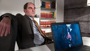 Phil (Marcus Off) triumphiert. Er ist auf ein Foto gestoßen, das ihn entlastet.