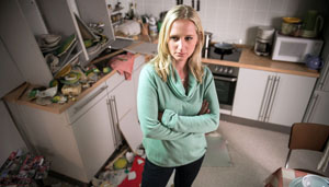 Ehekrach: Nach einem Streit mit ihrem Ehemann liegt Lisas (Sontje Peplow) Küche in Trümmern.