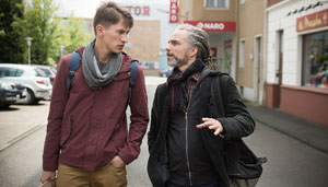 Vater-Sohn-Gespräch: Nico (Jannik Scharmweber, l.) ist sich nicht sicher, wie seine Zukunft aussehen soll. Momo (Moritz Zielke) weiß Rat.