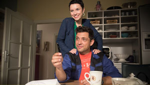 Geschäft unter Geschwistern: Angelina (Daniela Bette) konnte Enzo (Toni Snetberger) davon überzeugen, aus dem Haus Nr. 3 in der Lindenstraße auszuziehen.