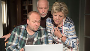 Helga (Marie-Luise Marjan) organisiert den Widerstand gegen die Entmietung des Hauses Nr. 3 in der Lindenstraße. Klaus (Moritz A. Sachs, l.) und Erich (Bill Mockridge) unterstützen sie.