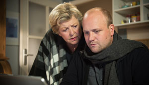 Kaltgestellt: Im Haus Nr. 3 der Lindenstraße sind alle Heizungen ausgefallen. Helga (Marie-Luise Marjan) und Klaus (Moritz A. Sachs) vermuten Sabotage.