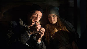 Berauscht: Lara (Greta Short) raucht mit Nico (Jannik Scharmweber) ihren ersten Joint.