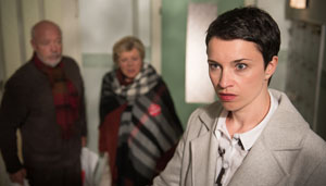 Misstrauen: Wendet Angelina (Daniela Bette) bei der Entmietung des Hauses Nr. 3 in der Lindenstraße illegale Methoden an?