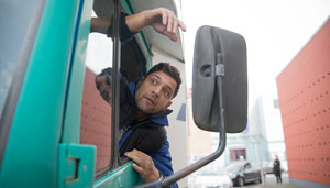 Verkehrschaos: Enzos (Toni Snetberger) Wohnmobil gibt auf der Lindenstraße den Geist auf und legt den Verkehr lahm.