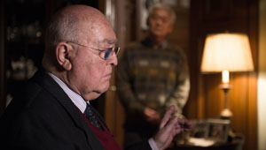 Schlichtungsgespräche: Der geplante Verkauf des Haus‘ Nr. 3 in der Lindenstraße sorgt für Konflikte. Dr. Dressler (Ludwig Haas) muss die Wogen glätten.