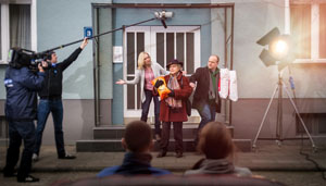 Große Aufregung in der Lindenstraße: Die Jubiläumsfolge wird live gespielt und gesendet! Das erste Mal in der 30-jährigen Geschichte der "Lindenstraße".
v.l.n.r. Lisa Dagdelen (Sontje Peplow), Helga Beimer (Marie-Luise Marjan) und Klaus Beimer (Moritz A. Sachs) bei der Probe.