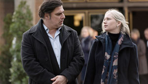 Während die Bewohner der Lindenstraße trauern, pflegen Murat (Erkan Gündüz) und Lisa (Sontje Peplow) selbst bei der Beerdigung ihren Ehezwist.