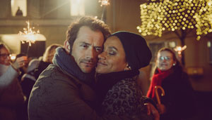 Silvester: Alex (Joris Gratwohl) und Iris (Sarah Masuch) tanzen auf der Lindenstraße in das neue Jahr.