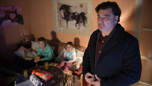 Sorge am Jahresende: Murat (Erkan Gündüz) sucht nach einer Lösung, wie er seine Kinder vor den ständigen Streitereien mit Lisa schützen kann.