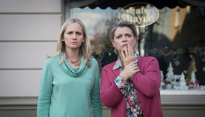 Der plötzliche Todesfall in der Lindenstraße lässt Gabi (Andrea Spatzek, r.) keine Ruhe. Auch bei Lisa (Sontje Peplow) sitzt der Schock tief.