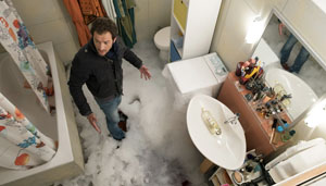 Land unter im Badezimmer. Eigentlich soll Alex (Joris Gratwohl) sich um den Haushalt kümmern. Dabei läuft jedoch einiges schief...