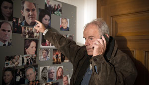 Nachforschungen: In der Lindenstraße ist ein Verbrechen geschehen. Hajo (Knut Hinz) versucht, bei der Aufklärung zu helfen.