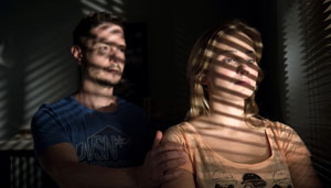 Lea (Anna Sophia Claus) wird in der Lindenstraße zur unerwünschten Person. Kann Timo (Michael Baral) sie beschützen?