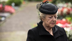 Endlich ist der der Tod von Erich aufgeklärt. Nach dramatischen Wochen kann Helga (Marie-Luise Marjan) endlich trauern.
