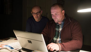 Journalist Klaus (Moritz A. Sachs, rechts) ist einem Skandal in der Lebensmittelindustrie auf der Spur. Philipp (Philipp Neubauer) hilft ihm bei der Recherche.