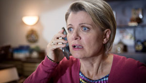 Gabi (Andrea Spatzek) gerät in Panik: Sie kann ihren Mann Andy nicht erreichen, der mit dem Flugzeug auf dem Weg nach Italien ist.