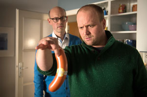 Journalistischer Spürsinn: Klaus (Moritz A. Sachs, r) ist einem Fleischskandal auf der Spur. Philipp (Philipp Neubauer) findet den Fall unappetitlich.