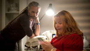 Entspannungskur: Mit einigen Tricks möchte Momo (Moritz Zielke) der gestressten Iffi (Rebecca Siemoneit-Barum) helfen.