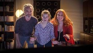 Familienspaß: Antonia (Katharina Witza, Mitte) genießt den Spielabend mit Iffi (Rebecca Siemoneit-Barum, rechts) und Momo (Moritz Zielke).