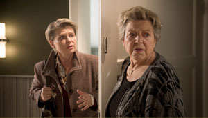 Aufregung: Gabi (Andrea Spatzek, links) glaubt, in Helgas (Marie-Luise Marjan) Wohnung ein verdächtiges Geräusch gehört zu haben.