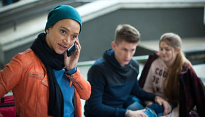 Notfall: Lara (Greta Short, rechts) hat sich beim Skateboard fahren mit Nico (Jannik Scharmweber) den Knöchel gebrochen. Iris (Sarah Masuch) ruft den Notarzt.