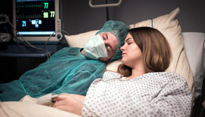 Großes Pech für Lara (Greta Short): Sie hat sich im Krankenhaus mit einem gefährlichen Erreger infiziert. Nico (Jannik Scharmweber) sorgt sich um seine Freundin.