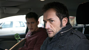 Alex (Joris Gratwohl, links) und Nico (Jannik Scharmweber) auf dem Weg ins Krankenhaus. Laras Gesundheitszustand hat sich dramatisch verschlechtert.