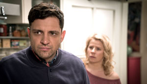 Drucksituation: Polizistin Nina (Jacqueline Svilarov) fordert ihren Mann Enzo (Toni Snetberger) auf, endlich sein Wissen über die Autodiebstähle zu Protokoll zu geben.