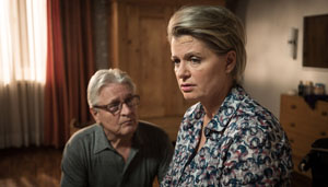 Andy (Jo Bolling, l) macht sich große Sorgen um Gabi (Andrea Spatzek). Nach wie vor leidet sie unter Angststörungen. Kann eine Therapie helfen?