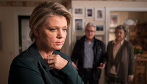 Da es Gabi (Andrea Spatzek, l) gesundheitlich besser geht, möchte Andy (Jo Bolling) wieder zurück in seine eigene Wohnung. Das wäre das Ende der WG mit Helga (Marie-Luise Marjan).