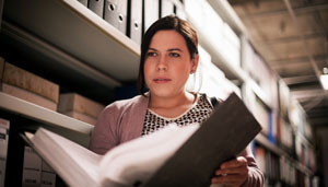 Undercover: Sarah (Julia Strak) arbeitet zum Schein in der der Fleischfabrik. In Wahrheit sammelt sie Informationen für Klaus, der einen Lebensmittelskandal aufdecken will.