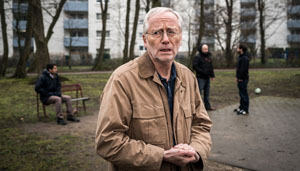 Verzweiflung: Um seine Schmerzen zu lindern, versucht Hans (Joachim H. Luger) Marihuana auf dem Schwarzmarkt zu kaufen.