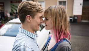 Neues Traumpaar: Marek (Martin Walde) und Jack (Cosima Viola) stürzen sich in eine leidenschaftliche Affäre.