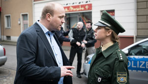 Gefahr: Wird Klaus´ (Moritz A. Sachs) Tochter Mila von eine fremden Mann belästigt? Er bittet Nina (Jacqueline Svilarov) um Hilfe.