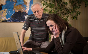 Kann man Hanf selbst anpflanzen? Anna (Irene Fischer) und Hans (Joachim H. Luger) informieren sich im Internet.