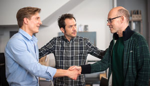 Geschäftspartner: Marek (Martin Walde, l), Alex (Joris Gratwohl, M) und Philipp (Philipp Neubauer) wollen ein neues Business starten.
