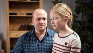 Klaus (Moritz A. Sachs) gelobt Besserung: Zu lange hat er seine Tochter Mila (Trixi Janson) aus beruflichen Gründen vernachlässigt.