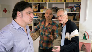 Zoff in der Kindergruppe: Zwischen Murat (Erkan Gündüz, l.) und Hans (Joachim H. Luger, r.) kommt es zum Streit. Käthe (Claus Vincon) versucht zu schlichten.