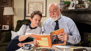 Opa in Ausbildung: Dressler (Ludwig Haas, rechts) übt mit Tanjas Sohn Simon (Jojo) seine neue Rolle als Großvater.