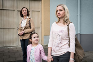 Streit unter Nachbarn: Anna (Irene Fischer, l.) und Lisa (Sontje Peplow) bezichtigen sich gegenseitig, schlechte Mütter zu sein.