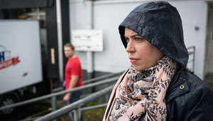 Sarah (Julia Stark) spioniert weiterhin für Klaus in einer großen Fleischfabrik. Endlich findet sie eine heiße Spur.